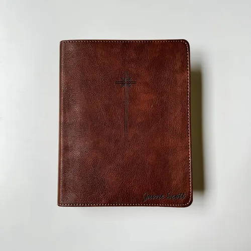 Vista 8 de Biblia personalizada NIV para hacer anotaciones, marrón con gran cruz, opción de personalizar con nombre escrito a mano en la portada..