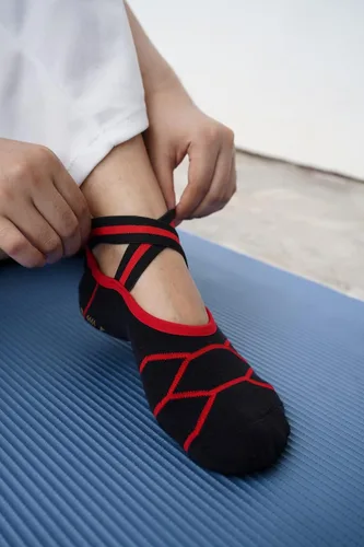 Vista 9 de RATIVE X-Cross Straps Anti Slip Non Skid Barre Yoga Pilates Hospital Socks with grips for Mens Womens