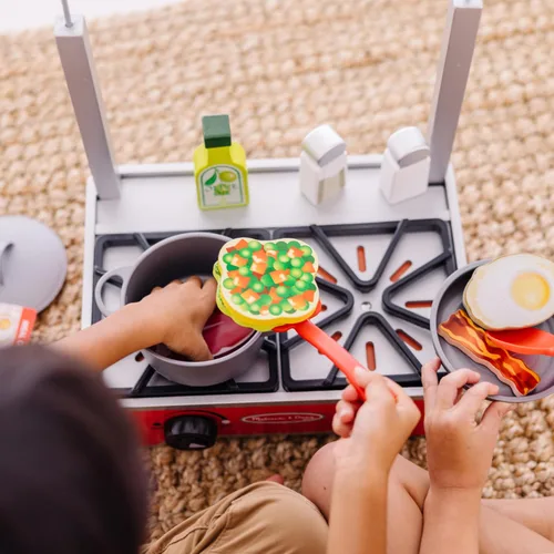 Vista 2 de Melissa & Doug Juego de cocina de madera de lujo de 19 piezas con comida de madera, olla y sartén duraderos