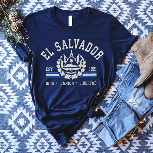 Vista 3 de Ligthuy - Camisa bordada con nombre personalizado de El Salvador en 3D, camiseta con la bandera de El Salvador para hombres y mujeres, camisetas