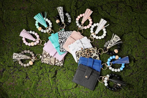 Vista 6 de Llavero de cuentas de silicona para mujer, pulsera con tarjetero y borla de cuero