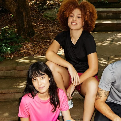 Vista 5 de Hanes Women's Cooldri Short Sleeve Performance V-Neck T-Shirt (1 Pack)