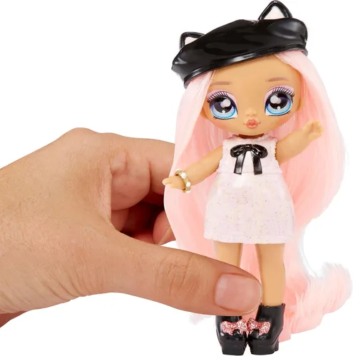 Vista 4 de Na! Na! Na! Surprise Mini Ultimate Surprise Kitty Katwood 4 pulgadas Mini muñeca de moda inspirada en gatitos con 10 modas misteriosas, sorpresas