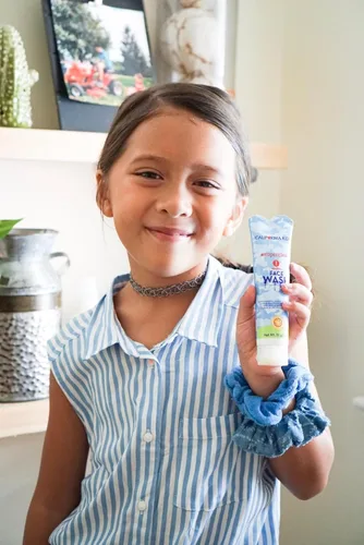 Vista 3 de California Kids Face Wash Lavado facial exfoliante suave para niños + adolescentes Limpiador de ácido salicílico suave para pieles sensibles