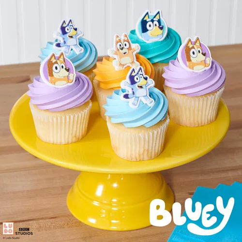 Vista 5 de DecoPac Bluey So Much Fun Anillos, 24 decoraciones para cupcakes con Bluey, Bingo, Bandit y Chilli, 3D seguros para alimentos, paquete de 24