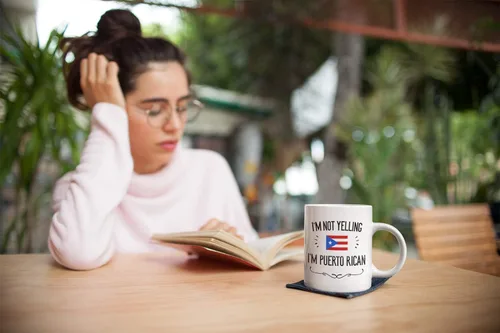 Vista 7 de Casitika Recuerdos y Regalos Graciosos de Puerto Rico. No Estoy Gritando, Soy Puertorriqueño Taza de Café. Idea de Regalo para Hombres y Mujeres