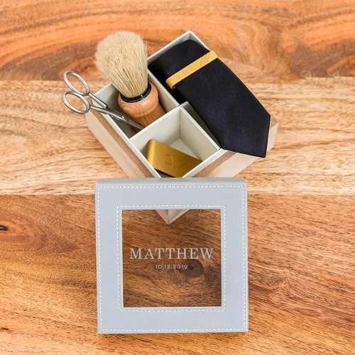 Vista 3 de Weddingstar Caja de recuerdo personalizada de madera y piel sintética con tapa de cristal, texto clásico