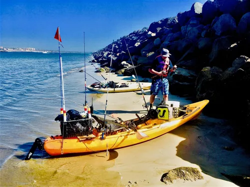 Vista 7 de Mako 12 Pedal Drive Fishing Kayak – Lightweight & Comfortable with Adjustable Seat, 4 Rod Holders, Ample Storage, Impulse Drive Pedal System &