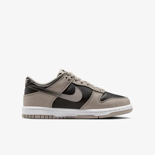 Vista 937 de Nike Kid's Dunk Low Sneaker