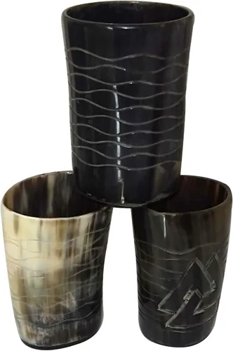 Vista 3 de Juego de 3 tazas de cuerno vikingo hechas a mano con soportes medievales Ale Mead, tazas de vino rústicas nórdicas para decoración de bar, fiesta