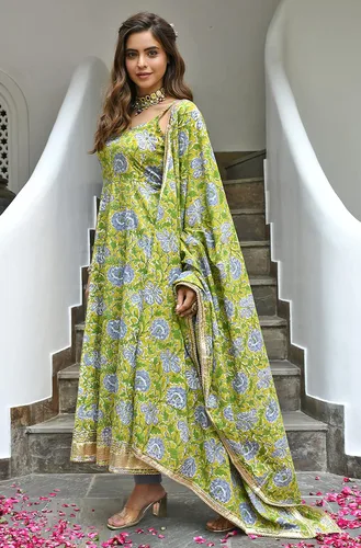 Vista 5 de Janasya Kurta india de algodón mostaza con estampado floral con pantalón y dupatta para mujer