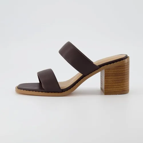 Vista 2 de CUSHIONAIRE Sandalia Clever de tacón de bloque de dos bandas para mujer + espuma viscoelástica, anchos disponibles