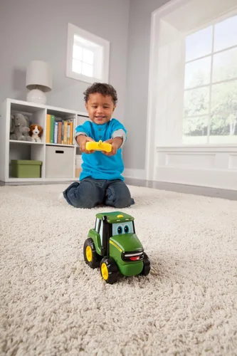 Vista 5 de Tomy John Deere - Juguete de tractor Johnny con control remoto, color verde