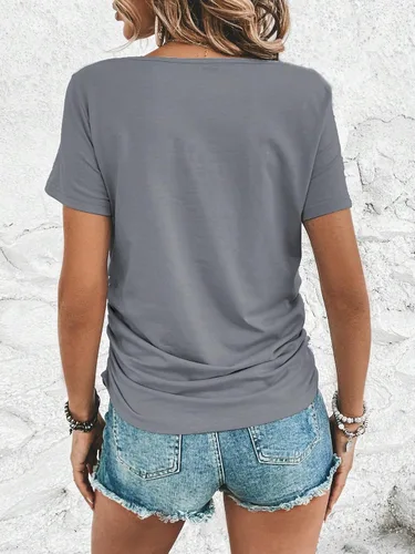 Vista 2 de WDIRARA Camiseta de manga corta con cuello en V y fruncido lateral para mujer