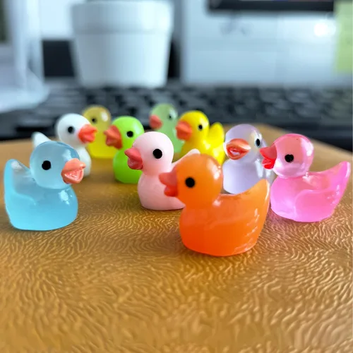 Vista 2 de Cidinge 100 piezas Mini patos luminosos y patos de resina para decoración de micro jardín y casa de muñecas