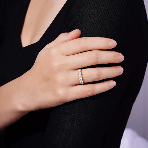 Vista 4 de Amazon Essentials Anillo de plata de ley de cinco piedras con circonita cúbica de corte redondo Infinite Elements (anteriormente colección Amazon)