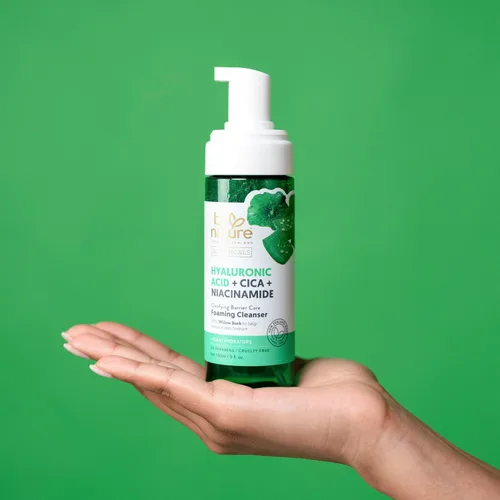 Vista 5 de Limpiador espumoso By Nature con ácido hialurónico + Cica - Limpiador facial hidratante para una piel brillante y fresca - Cuidado de la piel