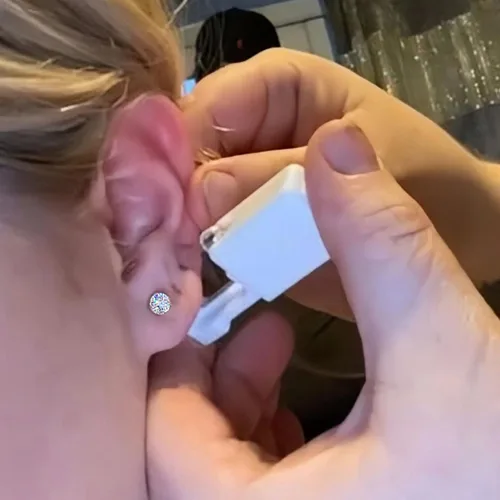 Vista 2 de Kit de piercings de oreja, kit de perforación de oreja sin dolor, kit de pistola de perforación de oreja fácil de usar con aretes de plata de 0.118