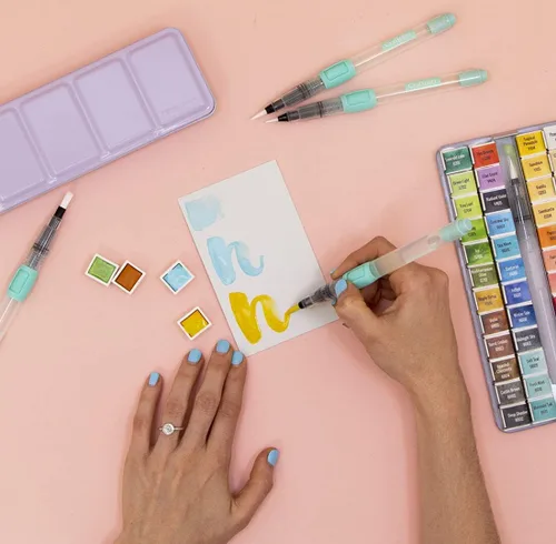 Vista 8 de Craftelier - Pastillero de acuarela con surtido de 48 colores + pincel de agua con depósito de agua para caligrafía, letras o medios mixtos y otras