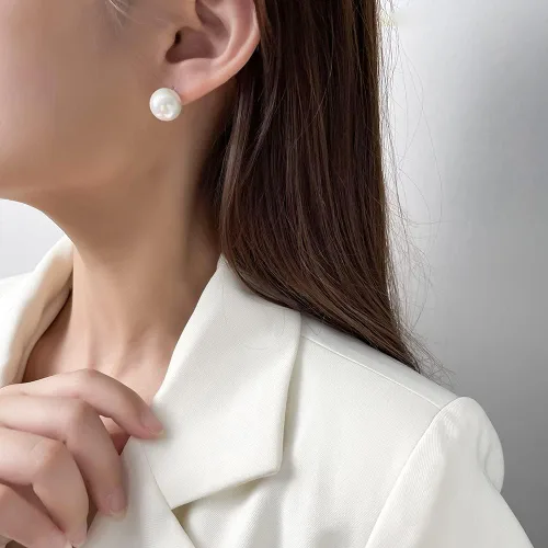 Vista 2 de lureme 4 pares de pendientes redondos de perlas de concha simulada para mujeres niñas pendientes de perlas de imitación paquete (er006323)