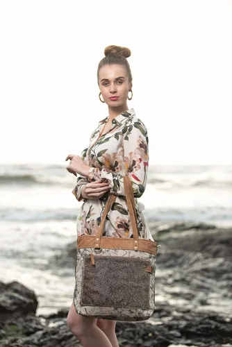 Vista 2 de Myra Bag Bolso tote Himbac de lona y piel de vaca reciclada S-1251, Marrón