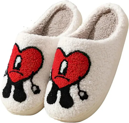 Vista 2 de Qmuzwed Pantuflas de conejo lindas para mujeres y hombres, pantuflas mullidas y esponjosas cálidas y acogedoras con corazón de amor, zapatos suaves