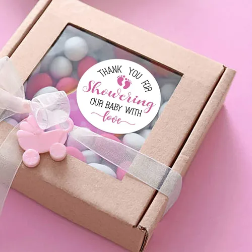 Vista 2 de 50 calcomanías rosadas para baby shower, con texto en inglés "Thank You for Showering Our Baby with Love", regalos de baby shower para niñas