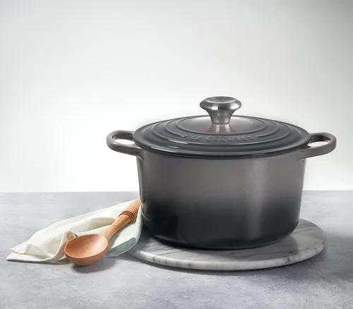 Vista 7 de Le Creuset Horno redondo profundo Signature de hierro fundido esmaltado, 6.5 cuartos de galón., Artichaut
