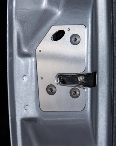 Vista 4 de CS Works - Placa de reparación y refuerzo de pestillo de puerta con pernos de repuesto para Jeep Cherokee (XJ) 97-01 LEFT/DRIVER