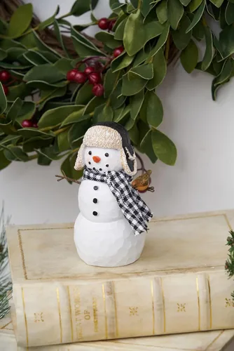 Vista 3 de GALLERIE II Lindo muñeco de nieve con bufanda a cuadros en blanco y negro y carbonero, figura decorativa pequeña de invierno, figura de Navidad