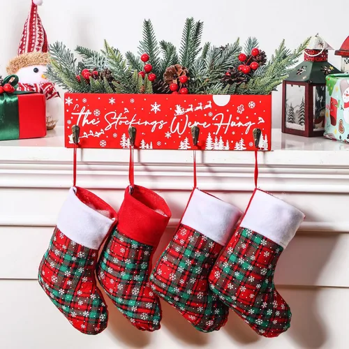 Vista 4 de Geetery Caja de madera de Navidad con colgador de calcetines, soporte para calcetines de Navidad para mantel multiusos, caja de centro de mesa