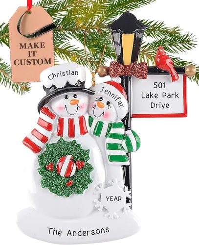 Vista 10 de Adorno personalizado para pareja 2026 Adornos de Navidad personalizados de Mr & Mrs Santa para árbol Regalo de recuerdo personalizado