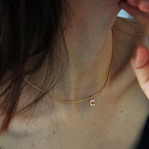 Vista 2 de Pequeños collares con inicial de oro para mujer, chapado en oro de 14 quilates, collar con dije de letra de circonita cúbica, collar personalizado