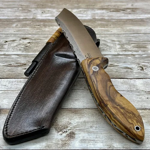 Vista 4 de Cuchillo hecho a mano, cuchillo de bushcraft de espiga completa, mango de madera de olivo N690, cuchillo táctico con funda y arrancador de fuego