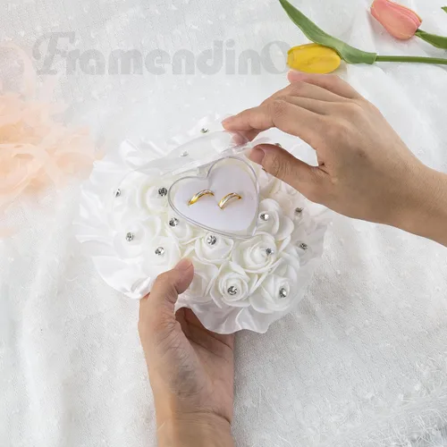 Vista 4 de Framendino, Forma de corazón blanco anillo de boda almohada elegante decoración cojín portador caja con lazo de cinta