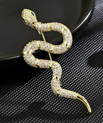 Vista 2 de Broches dorados de serpiente para mujeres y hombres, alfileres de solapa esmaltados de serpiente, accesorios de diamantes de imitación, poderosos