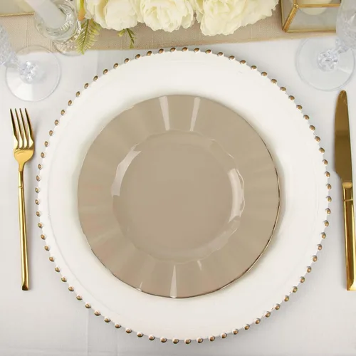 Vista 45 de Efavormart 10 Pack Platos redondos de plástico negro de 6" para postre y ensalada, platos desechables para aperitivos con borde ondulado dorado