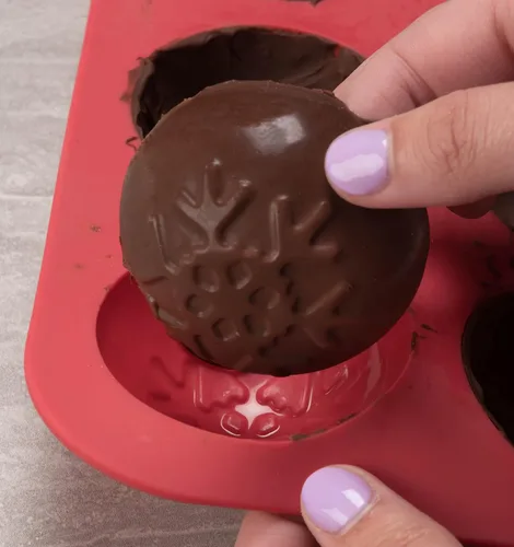 Vista 6 de Molde de silicona para bombas de chocolate caliente y cacao de Mobi, hombre de jengibre, para hacer 3 "bombas