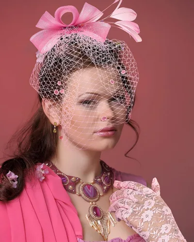 Vista 4 de Boao Sombrero de tocado con lazo, sombrero de fiesta de té, plumas, velo, diadema de malla y guantes cortos de encaje, guantes de encaje floral