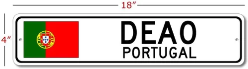 Vista 2 de Deao, Portugal - Letrero de calle con bandera portuguesa, letrero de metal novedoso, letrero de calle de la cueva del hombre, letrero de ciudad