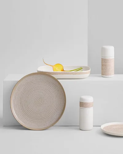 Vista 5 de MARIMEKKO Oiva Räsymatto - Bandeja para servir beige y blanco. Refina la decoración de tu cocina con nuestro icónico gres blanco. Elegante plato