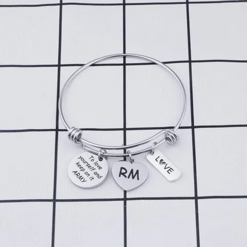 Vista 3 de LACAKU - Pulsera para niño, Kpop, BTS, Bangtan, dijes con textos en inglés, amarte a ti mismo, A.R.M.Y, regalo de joyería para niños, acero