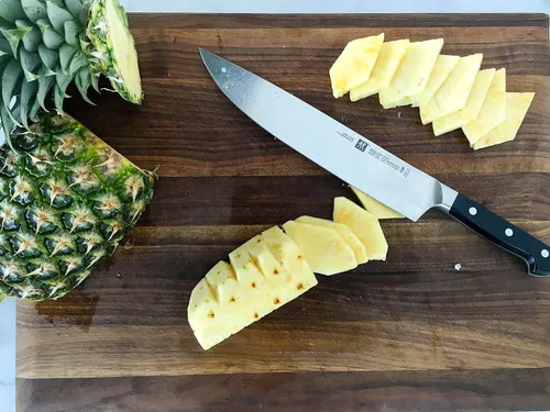 Vista 3 de ZWILLING Pro Cuchillo de chef de 10 pulgadas Negro/ acero inoxidable