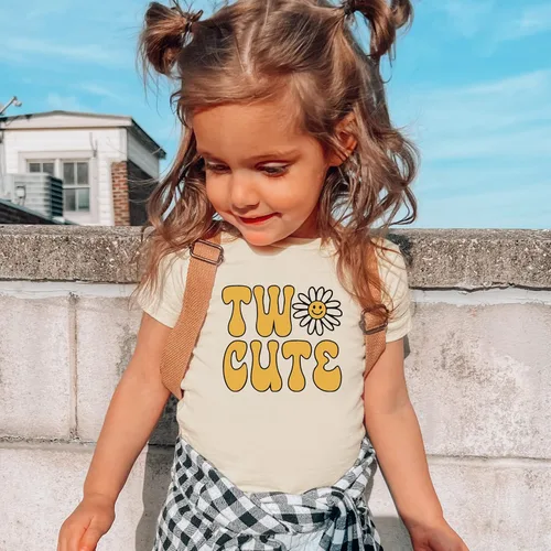 Vista 2 de Camisa de cumpleaños con dos lindas margaritas para bebés y niñas pequeñas para regalo de fiesta de cumpleaños
