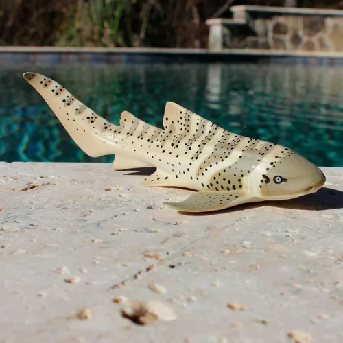 Vista 2 de Safari Ltd. Figura de tiburón cebra – Figura detallada de plástico de 4.75 pulgadas – Divertido juguete educativo para niños, niñas y niños a partir