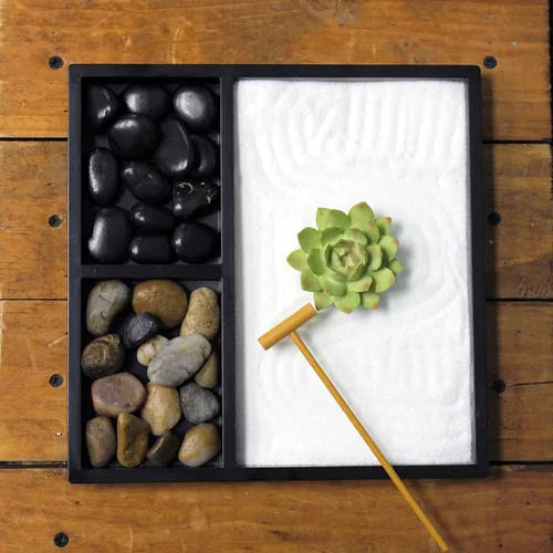 Vista 2 de Kit de jardín zen mini de Nature's Mark para escritorio con rastrillo, arena blanca, figura de loto, base cuadrada negra de 3 secciones, rocas