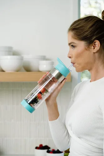 Vista 5 de Botella de agua Infusion Pro con infusor de frutas de 24 oz con tapa con pajita: pajita abatible: funda aislada y libro electrónico de agua