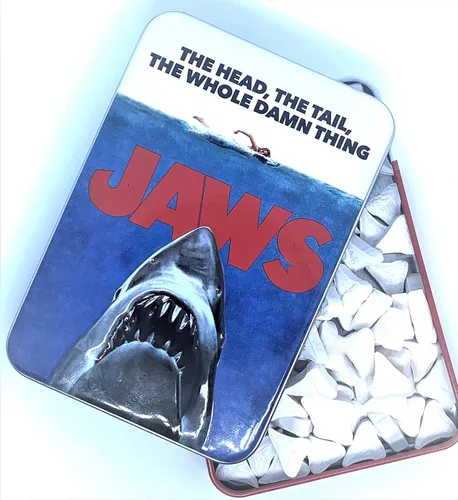 Vista 5 de Jaws Amity Island Candy - Un (1) póster de película de mandíbulas coleccionables, forma de dientes de tiburón, sabor a cereza ácida