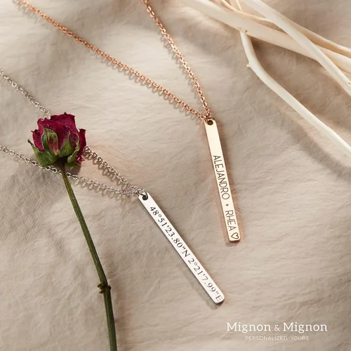 Vista 2 de Collar delicado con barra de oro vertical grabada personalizada regalo para las dama de honor