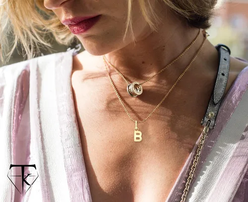 Vista 3 de Colgante de oro amarillo sólido de 10 quilates personalizado mini letra inicial A-Z